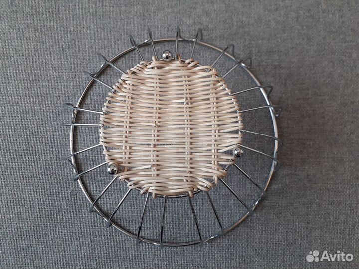 Корзинка для фруктов из металла и ротанга