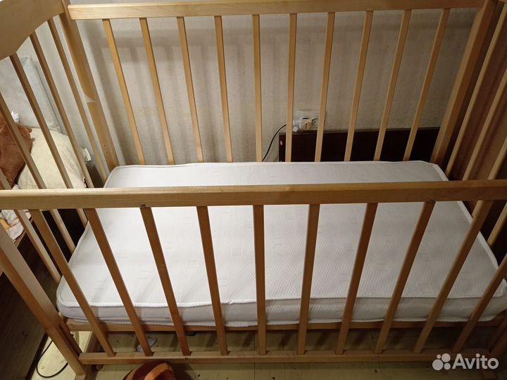 Детская кроватка с матрасом