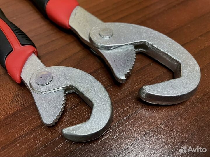 Два универсальных регулируемых ключа