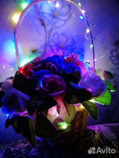Светящаяся корзинка из 15 роз из мыла