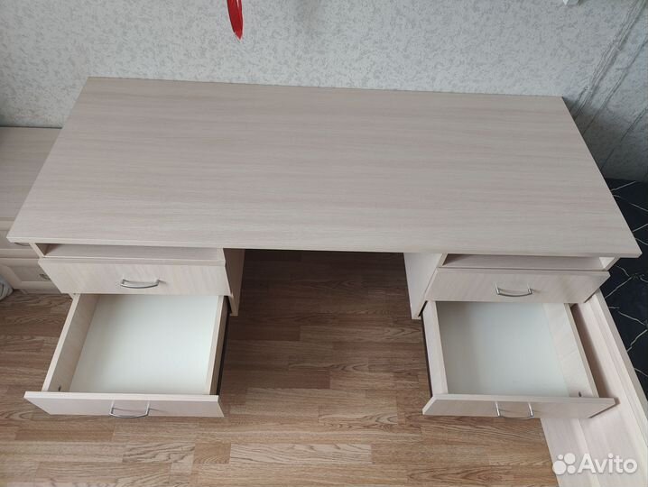 Письменный стол белый с ящиками