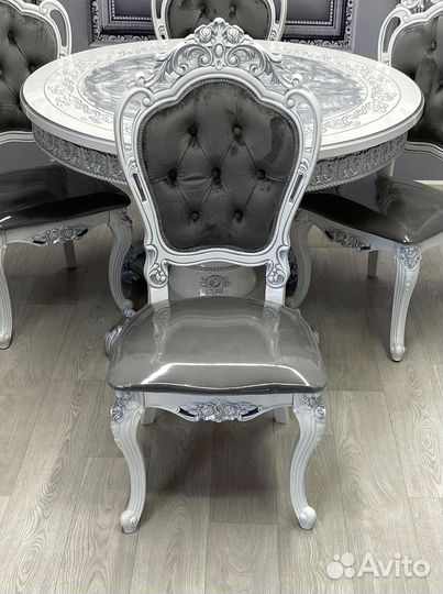 Стол и стулья в гостиную. В наличии