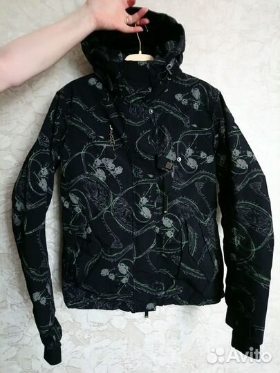 Имеется спортивный костюм