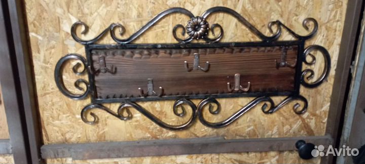 Вешалка настенная металлическая