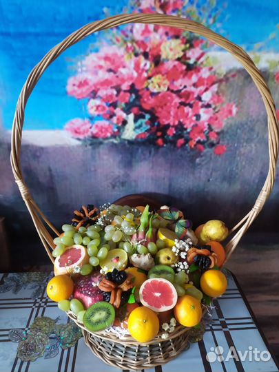 Подарочная корзина из фруктов