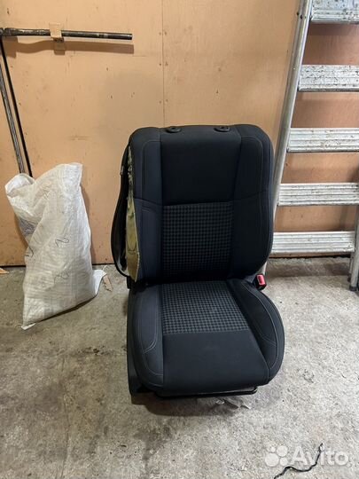Сиденье на Dodge Challenger