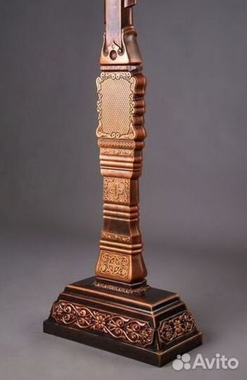 Крест надгробный каменный с цветником