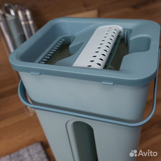 Швабра и ведро с отжимом для мытья полов