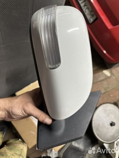 Продам правое зеркало на Тойота королла Е15