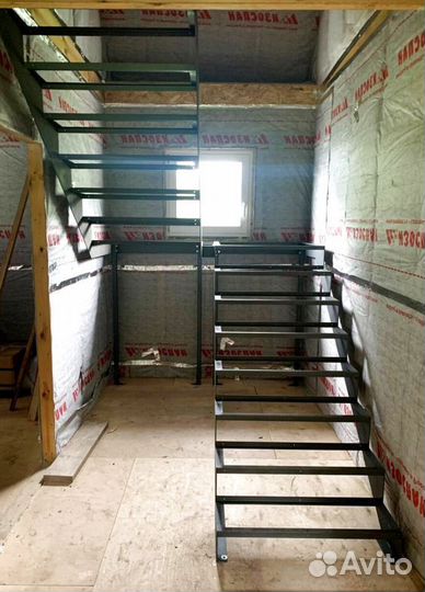 Лестница Г-образная с поворотными ступенями