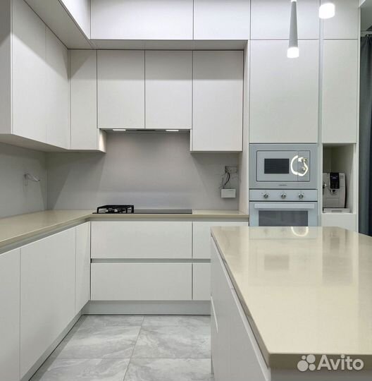 Кухонный гарнитур угловой в потолок с островом на