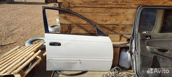 Продам дверь передняя правая Toyota caldina st210