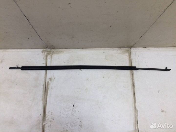 Накладка стекла переднего правого хром