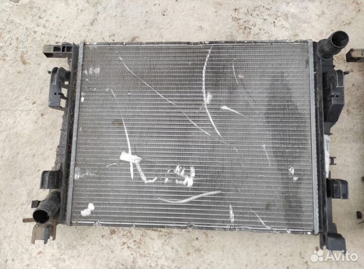 Радиатор охлаждения двигателя Renault LADA