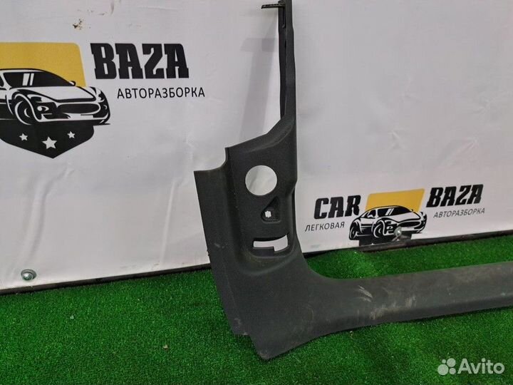 Облицовка стойки R Audi Q3