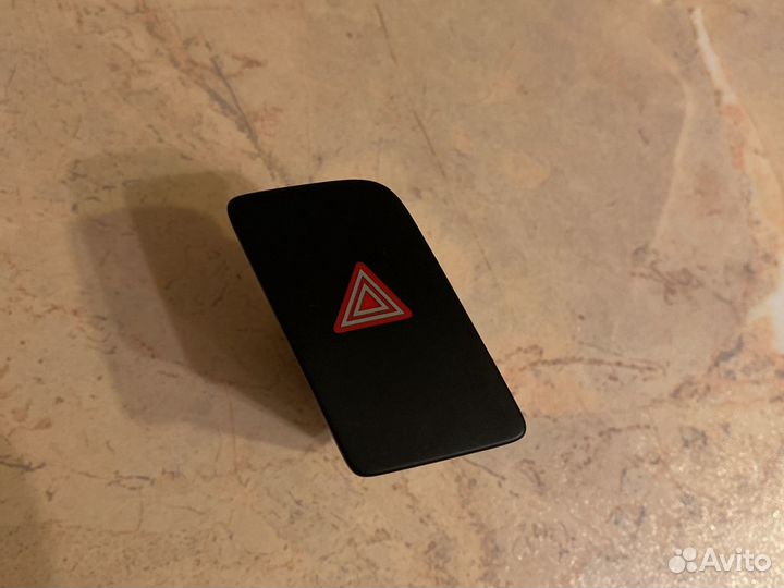 Клавиша аварийной сигнализации Audi Q3