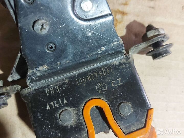 Замок крышки багажника Skoda Octavia Tour A4