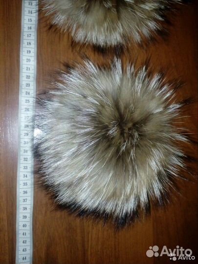 Помпон из натурального меха енота- 18 см диаметр