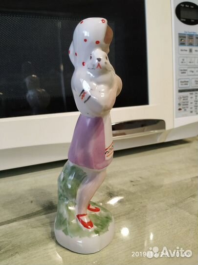 Статуэтка фарфоровая Девочка с кроликом пзхк