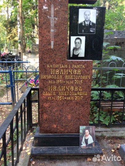 Гравировка надписи на памятнике на кладбище