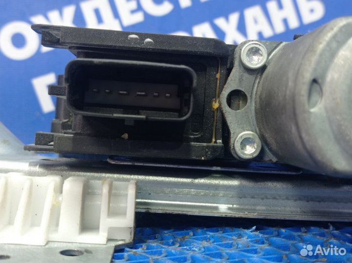 Задний левый стеклоподъёмник Peugeot 308 хэтчбек