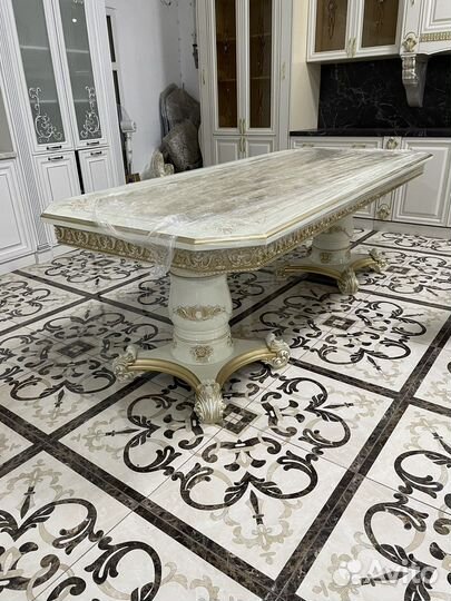 Столы и стулья