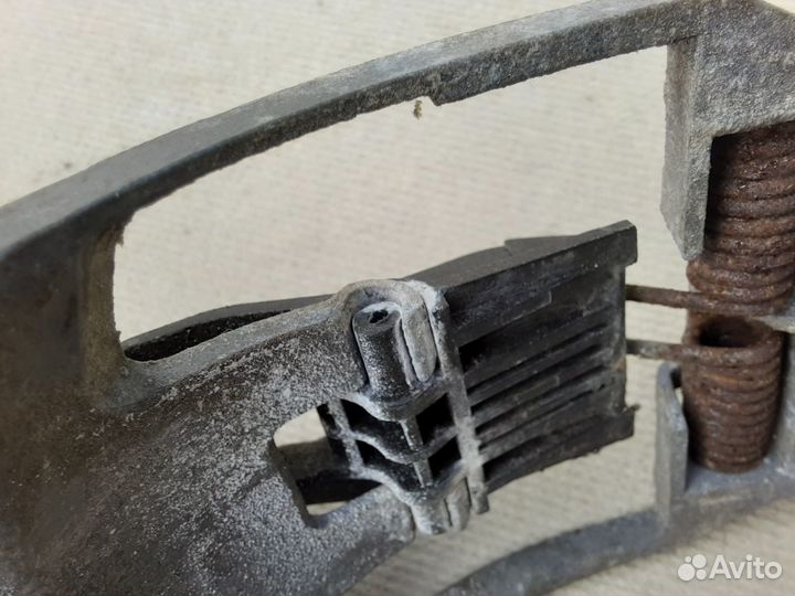 Кронштейн передней левой ручки Skoda Octavia A4