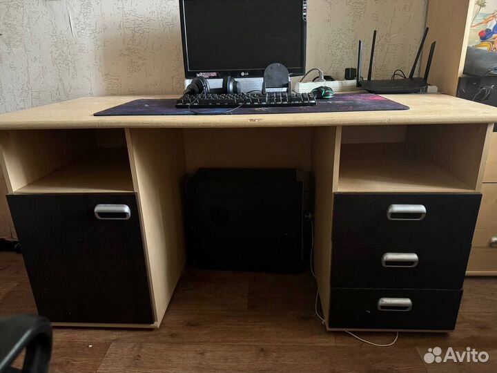 Стеллаж и письменный стол деревянный для книг