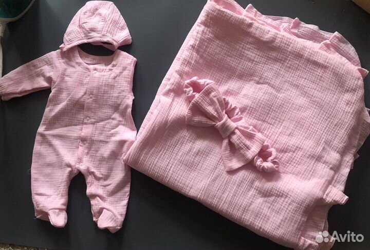 Комплект на выписку из муслина.Новый.2 Цвета