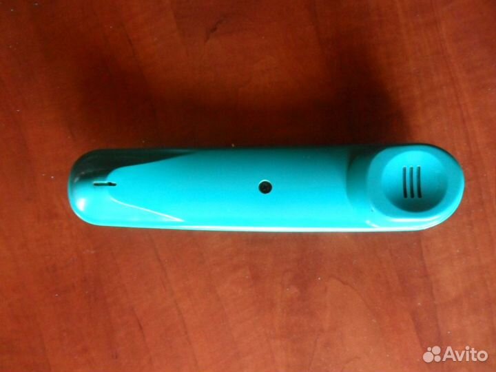 Витой шнур и телефоная трубка цвета морской волны