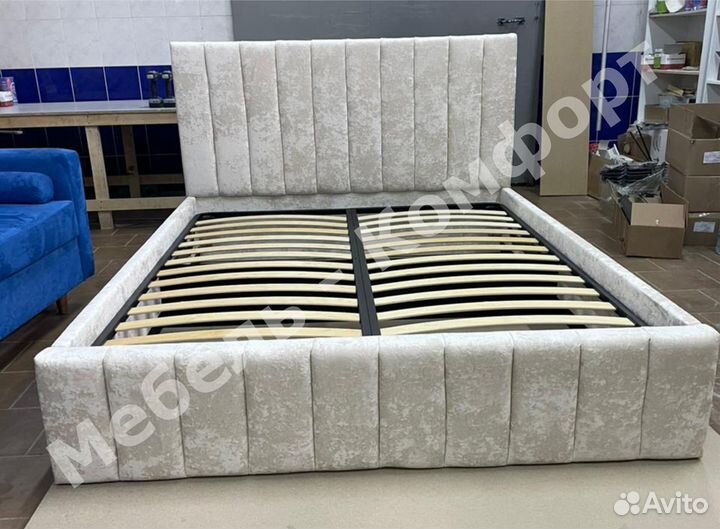 Кровать двуспальная с мягкой спинкой