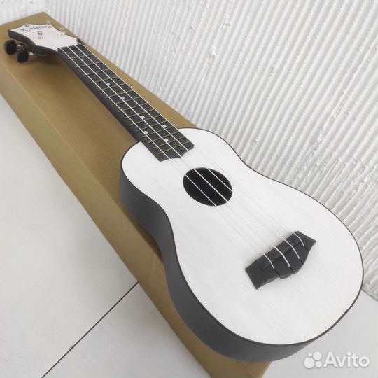 Укулеле сопрано новая белая
