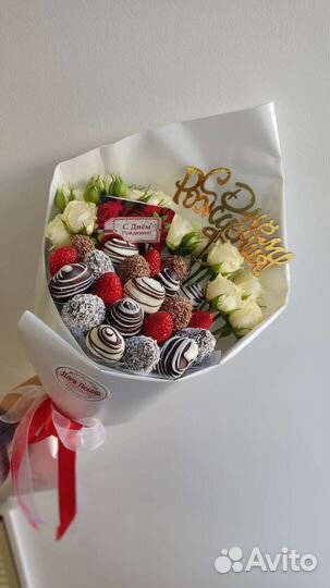 Настоящая клубника в шоколаде и кустовая роза