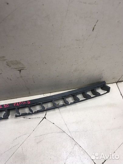 Направляющая заднего бампера центральная
