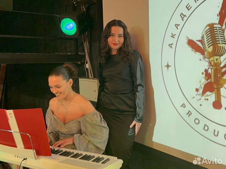 Урок игры на фортепиано для взрослых и детей