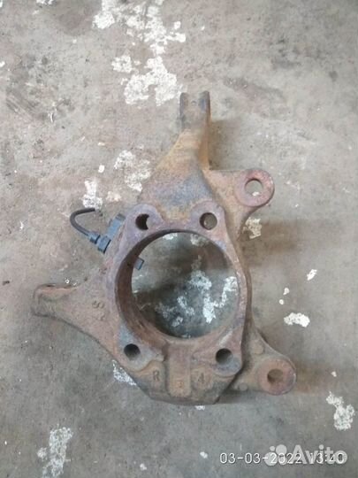 Кулак поворотный правый на Тойота Рав 4 2011 года