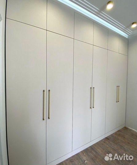 Зеркальный шкаф