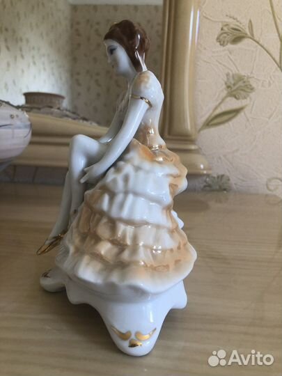 Фарфоровая статуэтка девушка
