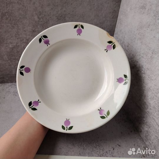 Тарелка зик Конаково с фиолетовыми ягодами