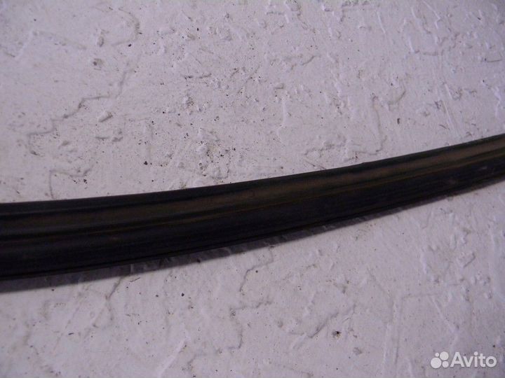 Уплотнитель капота Focus III 2011