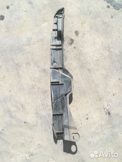 Пыльник крыла правого Toyota Corolla E150