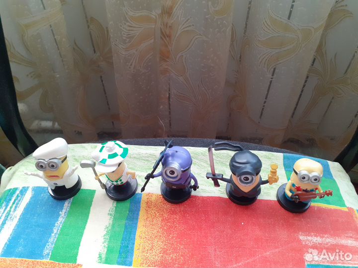 Карточки, пробки и игрушки из киндер