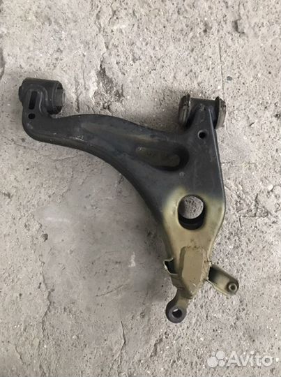 Нижний рычаг правый на 202 мерседес