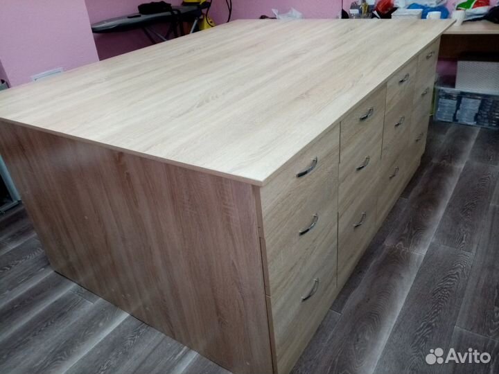 Раскроечный стол с выдвижными ящиками и полками, н
