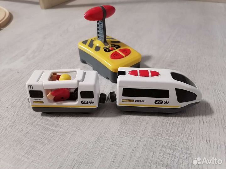 Поезда на батарейках для деревянн. железной дороги