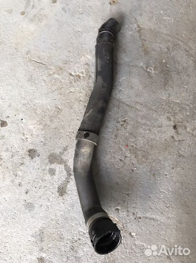 Патрубок охлаждения на volkswagen passat b7