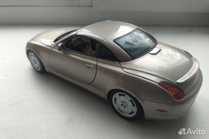 Масштабная модель 1:18 Lexus SC430