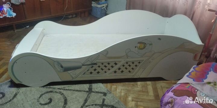 Детская кровать машина