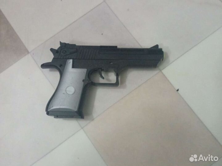 Игрушечный пистолет