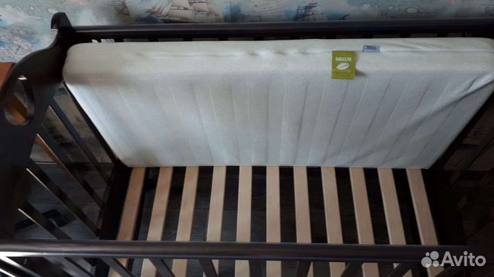 Детская кроватка с матрасом и бортиками